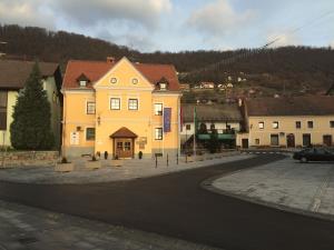Trško jedro Semiča s taborskim obzidjem 3